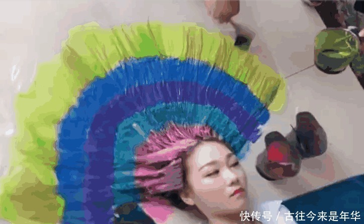 染发|理发师用“绝活”给美女染发, 过程很奇葩,效果却出奇的好