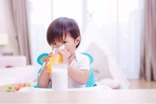 积食|多吃苹果能帮孩子消积食?医生提醒:若想脾胃健康,3物建议少碰