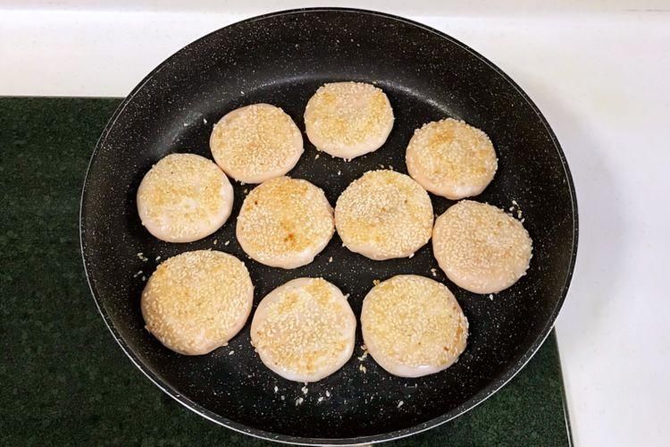 红薯芝麻煎饼，用饺子皮制作很方便，撒上芝麻后更香