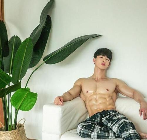 肌肉|肌肉男模长得好有型，胸肌和臂肌很精壮，腹肌和人鱼线如刀刻