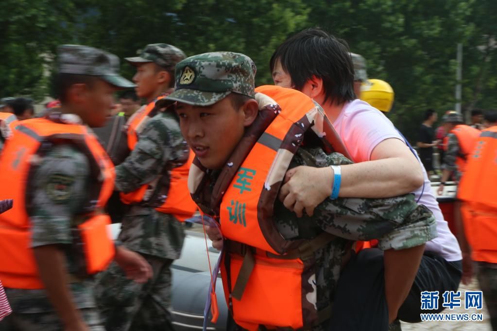 郑开大道|暴雨突袭下的生命接力——郑州万名医院患者大转移纪实