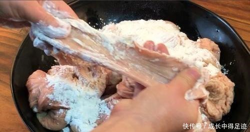 洗猪大肠时,加碱加盐大错特错!学会这招,大肠的腥臭味自动去除