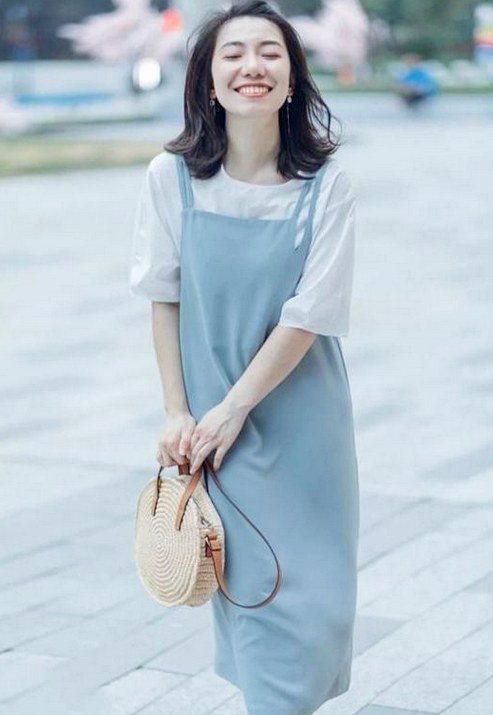 蓝色|小姐姐穿纯蓝色的服装,简单修身,让你美成焦点!