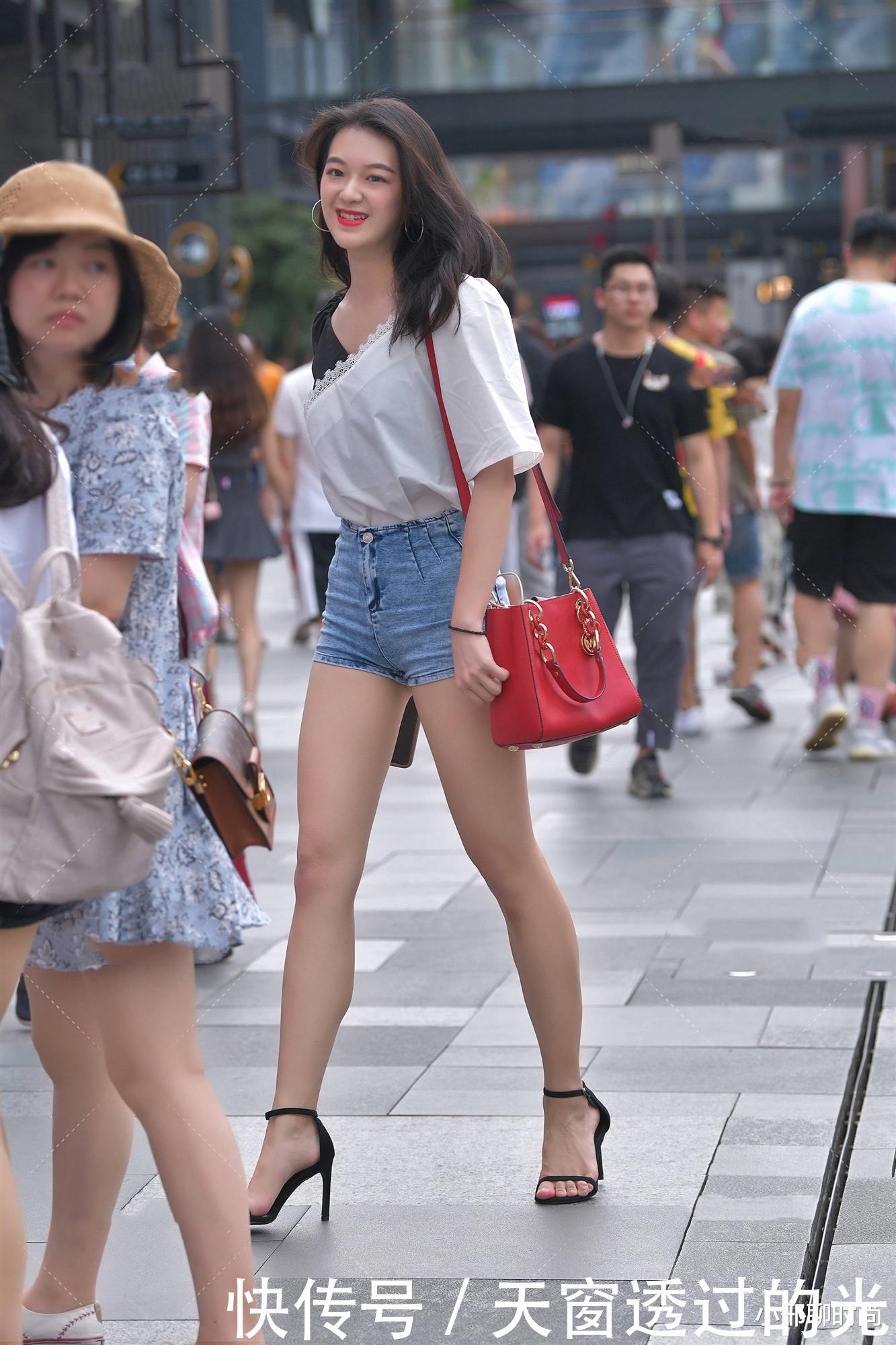 魅力|自带“港风”气场的女孩子,黑白雪纺上衣搭配牛仔短裤,彰显魅力非凡