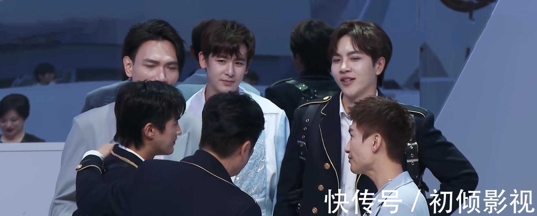 《追光吧》尼坤45票排名第一，陈楚生40票排名第二，吴镇宇排第三