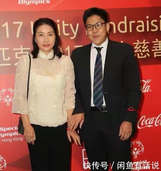 豪门媳妇|郭晶晶越来越富态,穿披风裙配小黑裤挺时髦,豪门媳妇也是洋气人