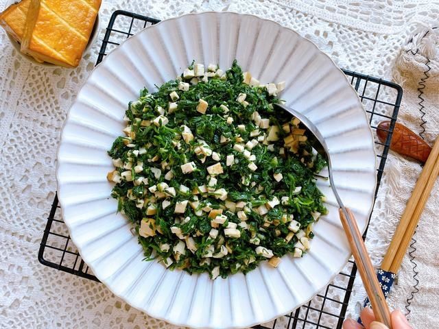 集市上遇到这菜千万别手软，一年只有3个月，营养丰富，脆嫩可口