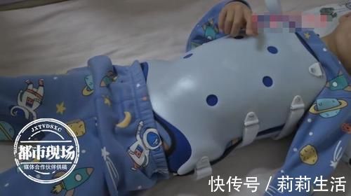 后背|妈妈给5岁儿子洗澡,发现他后背竟是歪的,医生痛批孩子这种习惯