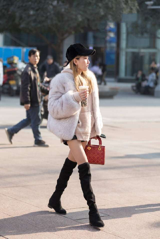 街拍:高腰牛仔裤+短靴,一双无敌大长腿在此为你展现