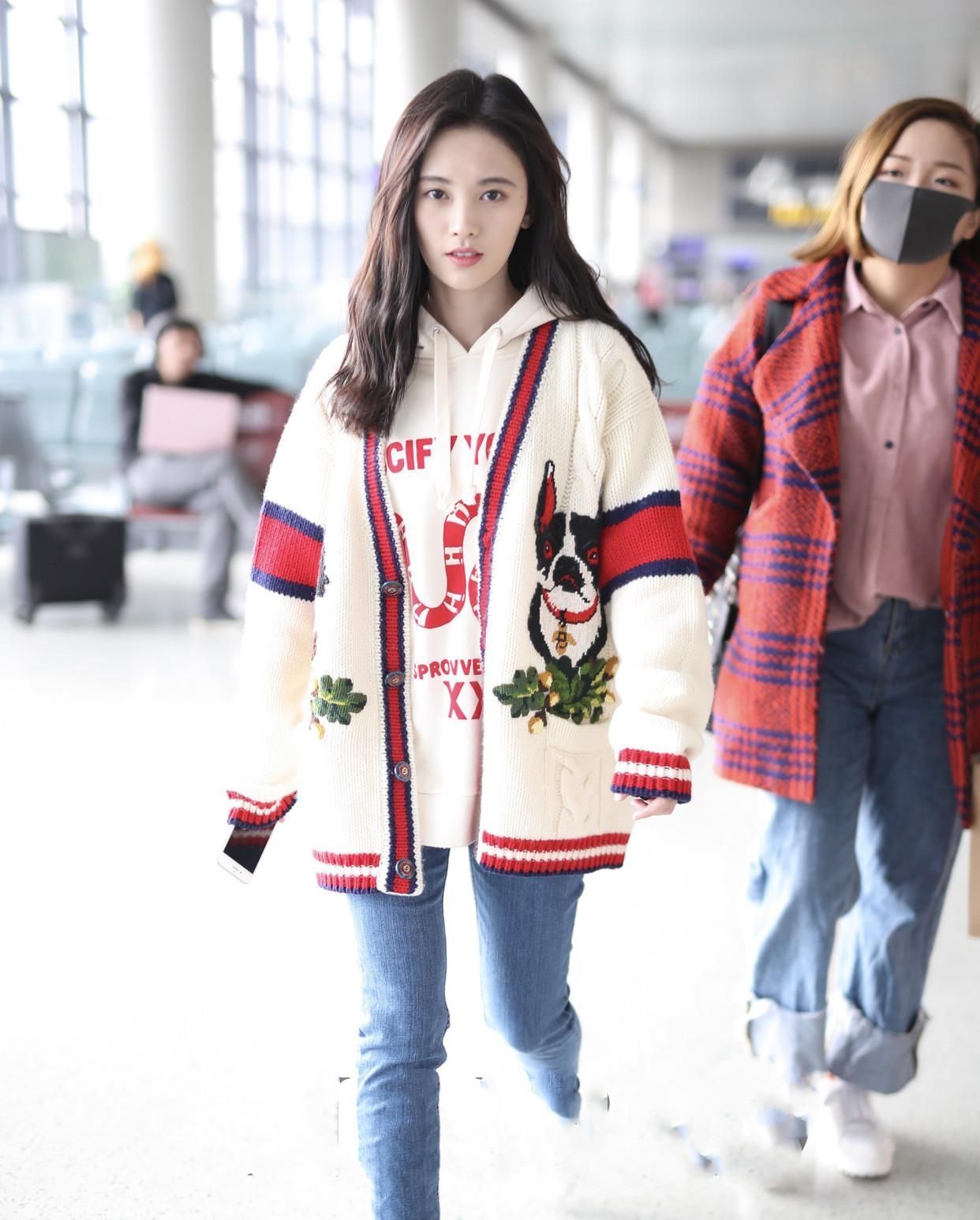 今年流行一种穿法,叫“短上衣+小白鞋”,简单时髦,明星都在穿