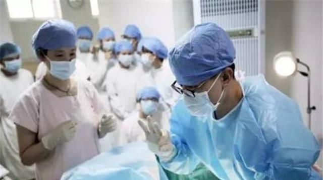 产妇|产妇刚生下男婴，6天后又诞下双胞胎，看到性别爸爸乐坏了