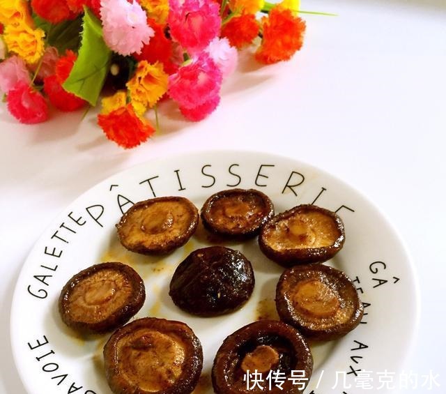 烤盘|香辣烤香菇，口感软绵，味道鲜香！