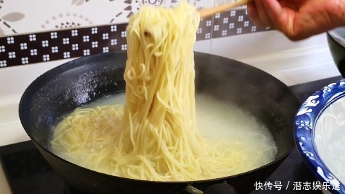 煮面条时，最忌水开下锅，面馆老板牢记3点，面条爽滑又筋道