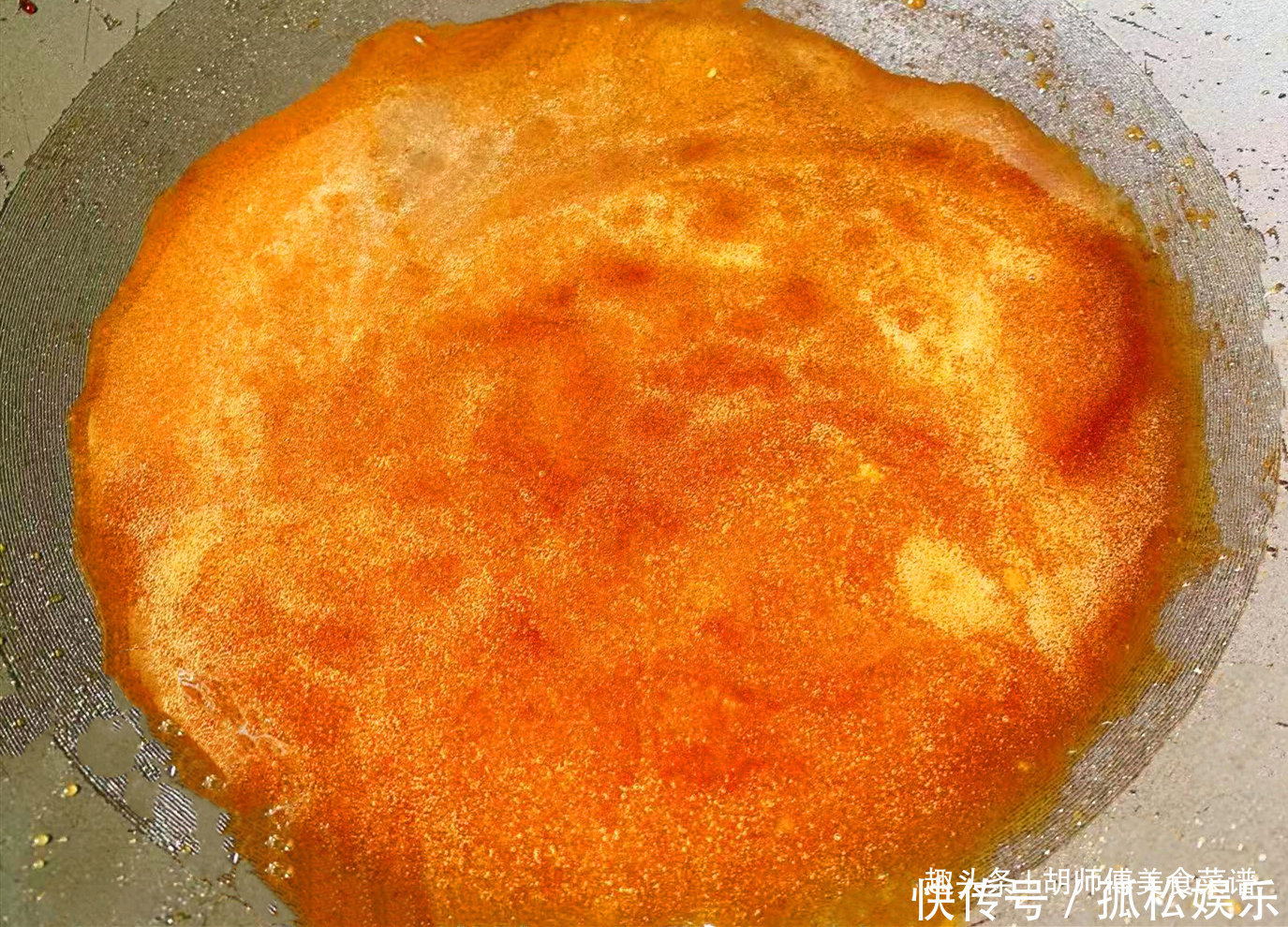 炒糖色时,冰糖直接炒就错了!厨师长教您一绝招,糖色不苦更红亮