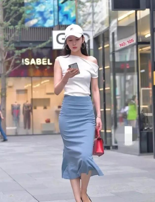 半身裙|罗衣何飘飘, 轻裾随风还, 白色单肩上衣配半身裙的青春时髦穿搭