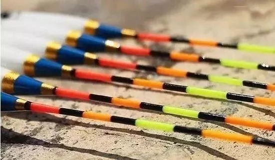 冬季钓鲫鱼,选择这样的浮漂最好用,只要出现动作就能提竿中鱼!