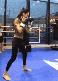 |搞笑GIF:说实话这个世上就没有我不敢惹的人,除了穿纸尿裤的!