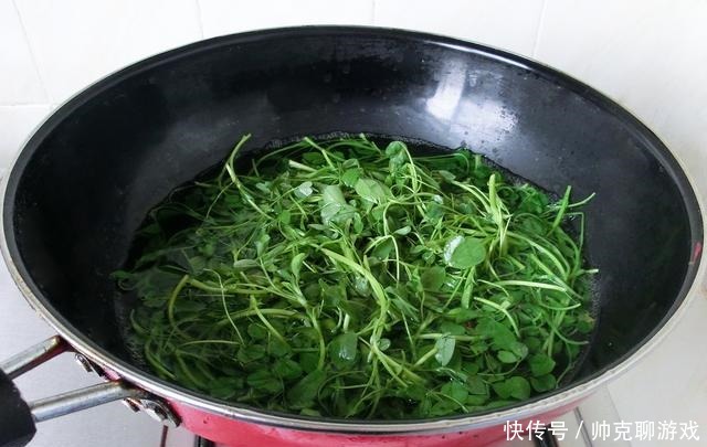 蒸包子时，记得不要只加酵母，面里加2样，包子又白又软又香又甜