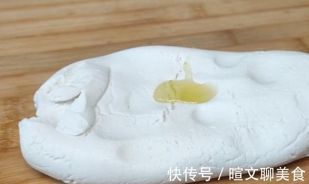 空心|一碗糯米粉，开水一烫，教你做空心麻团，不开裂不回缩，个个空心