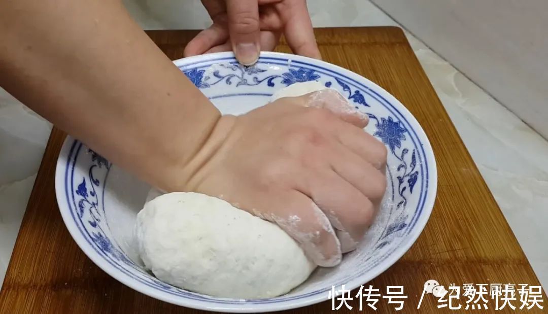 以后鸡蛋饼就这么做，教你简单做法，个个鼓大泡，一次成功不失败