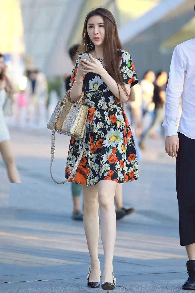 干练|美女街拍时尚干练的小姐姐,简单随性的穿搭,潮流时尚有个性