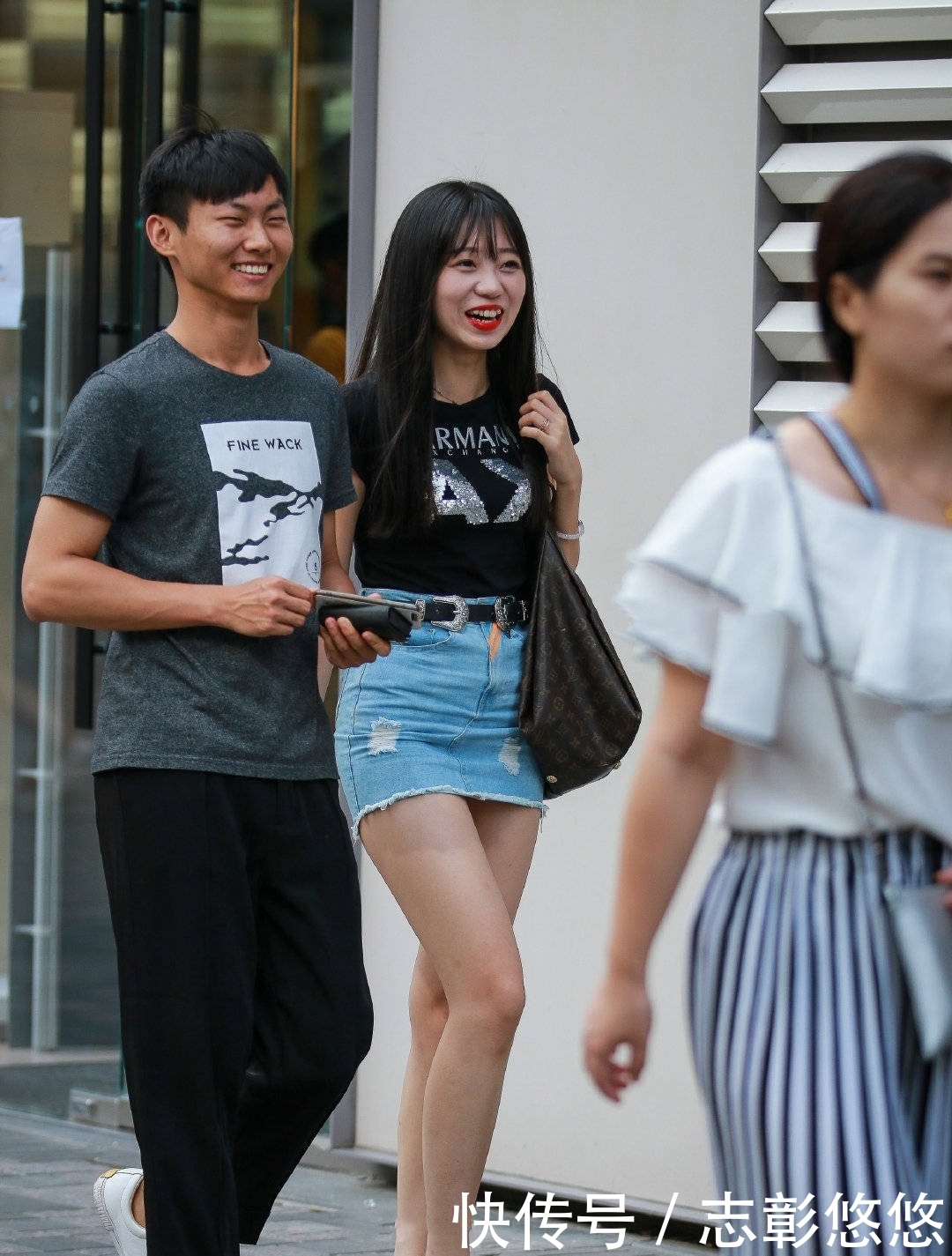 短裙|街拍:美女短袖搭牛仔小短裙,迷人的大长腿,身材曲线非常完美