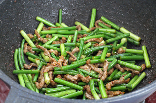  蒜苔和牛肉一起炒，简单快手营养丰富，和米饭是绝配，太过瘾了！