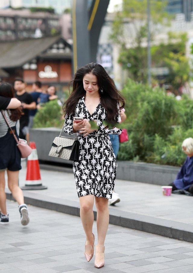 连衣裙|西装式领口设计的长款连衣裙,黑白配色优雅大方