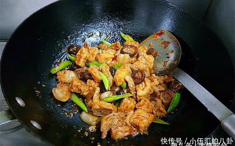 油豆腐的做法比肉还好吃,两碗米饭都不够!保你吃过就会爱上