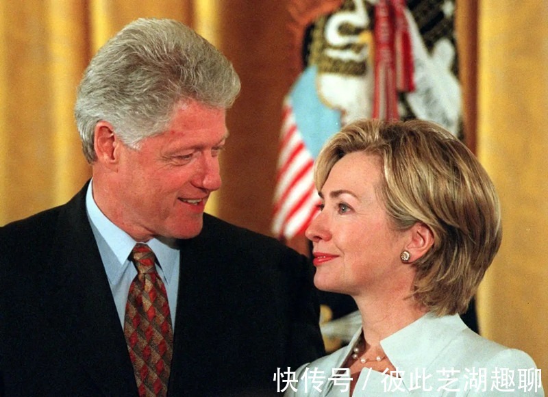 蕾丝|克林顿夫妇逛海滩,两人并排行走保持距离,希拉里惊现“游泳圈”