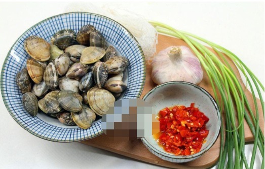 蒸着吃的花蛤更鲜美,几块钱一大盘,夏天就爱这口