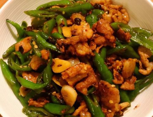 辣椒炒肉时，有人先炒辣椒有人先炒肉，教你饭店的做法，鲜嫩不腻