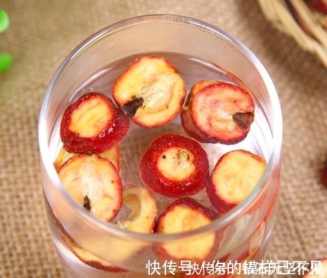 泡水|高血压高血脂怎么办？路边不值钱的它泡水喝，血脂血压悄悄降下来