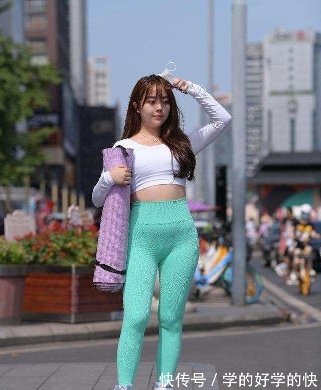 纯色 黑色紧身短靴搭配黑色打底看,大胆搭配,走出不一样的风格!