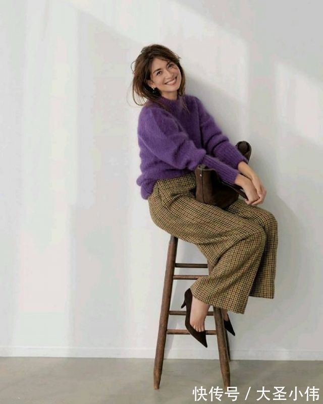 t恤 美女街拍:小姐姐白衬衫配上高腰阔腿裤,极具妩媚气息