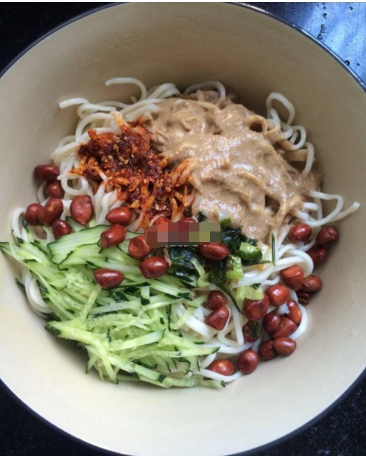 葱油麻酱凉面，好吃方便，劲道十足，一碗下肚，倍感幸福！