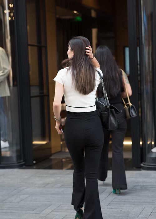 简洁的黑白配展现出她与众不同的美