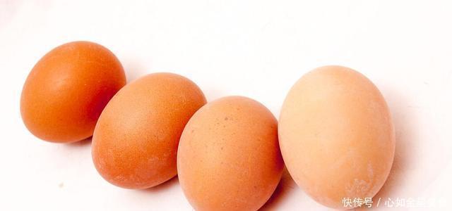 水煮鸡蛋时,不要直接放进下锅,牢记2技巧,鸡蛋软嫩好剥壳!