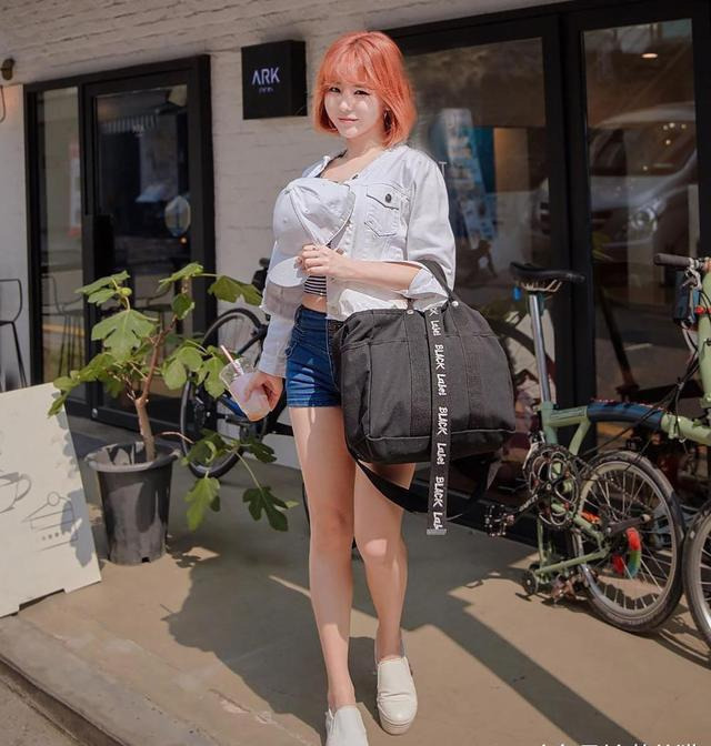 吊带背心|短发少女街拍,牛仔短裤,穿出你纯纯的清秀气质