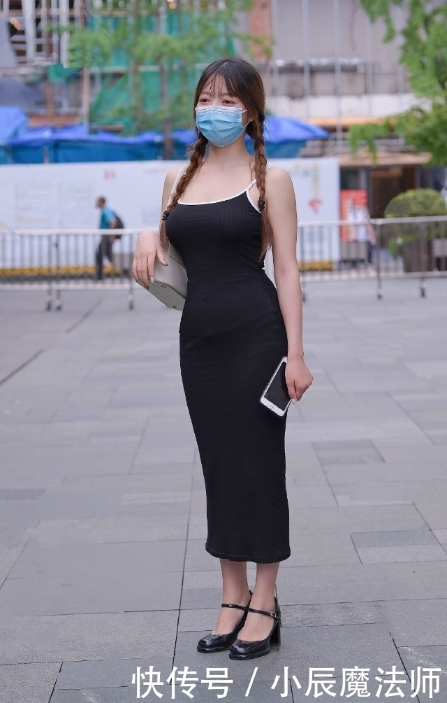 街拍|路人街拍,小姐姐选择了黑色长裙,看着很高挑