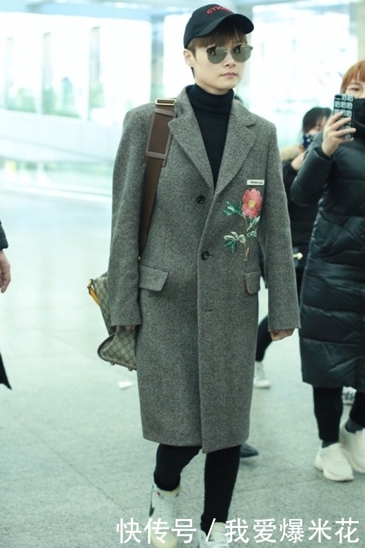 色大衣加温|躲避冬季的寒冷,让高领毛衣为大衣加温,你学会了吗?