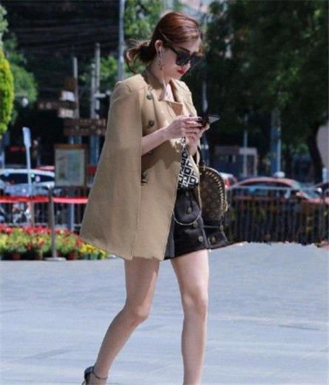 街拍:温文尔雅的女人,修身的穿搭,展现曼妙身姿