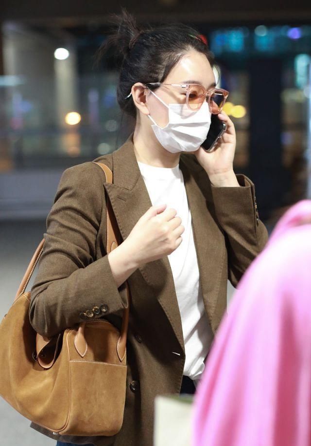 牛仔裤|李小冉素颜走机场，嫩的可以挤出水，但穿的裤子好寒酸！