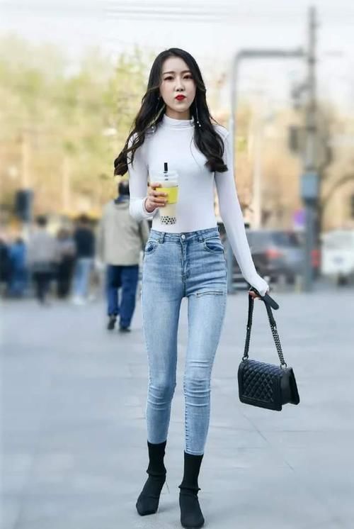 时尚白色中领T恤，搭配修身长牛仔裤，打造出洒脱靓丽的风格