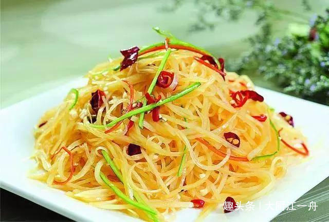 为啥饭店里的酸辣土豆丝那么好吃原来做法有诀窍，难怪那么好吃