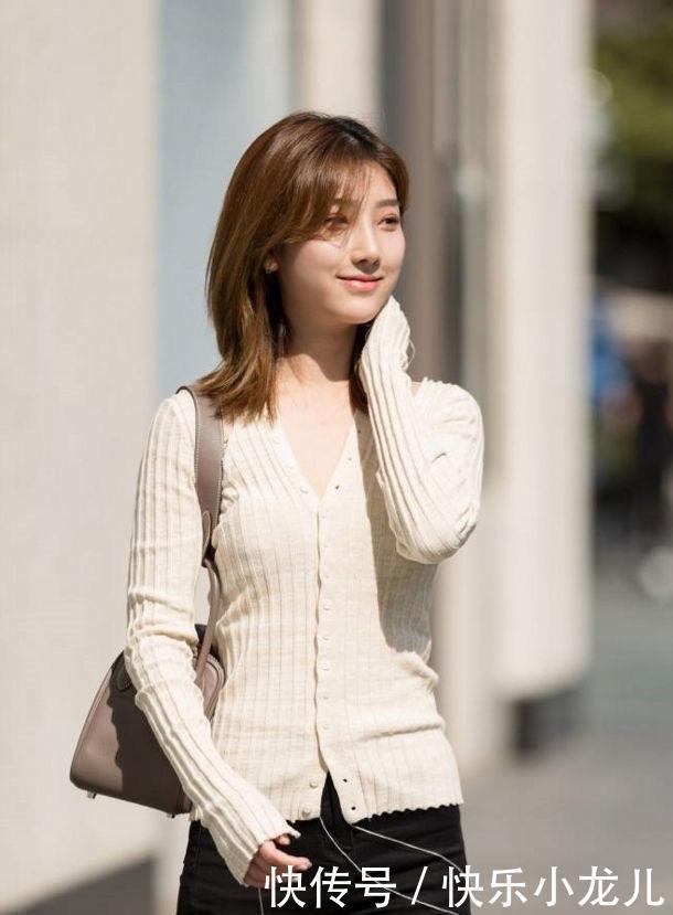 美女对于颜色的搭配短长常到位，尽显时尚品味的帅气高雅