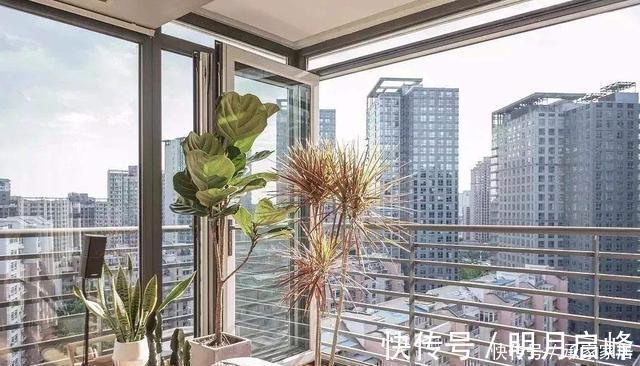 塑钢窗|越来越多人阳台不装塑钢窗了,头次见装它代替,感叹太实用了