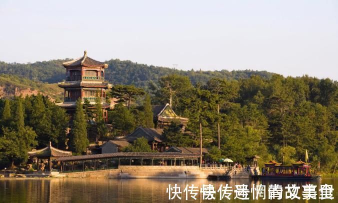 避暑山庄$康熙故意错写一字,300多年没人改动,如今还挂在避暑山庄的门上