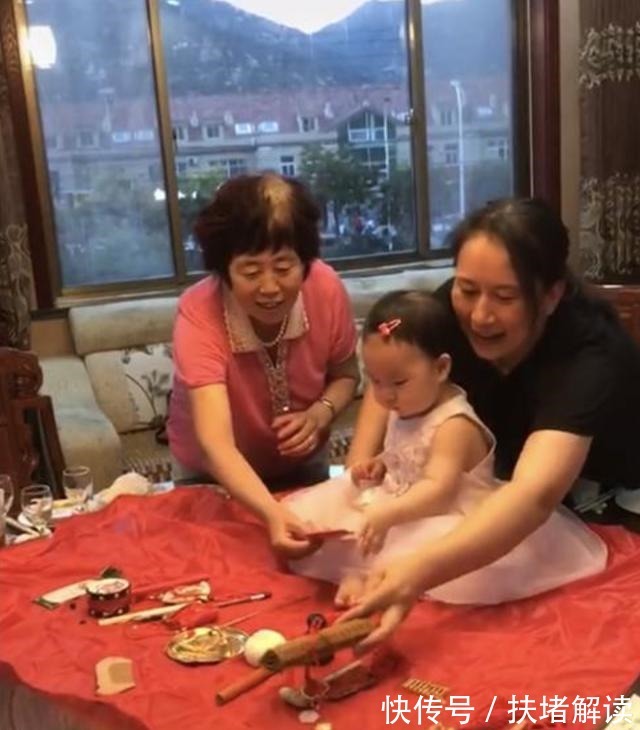 家长|女儿百日宴“抓周”,一把抓住“饱腹之物”,宝妈羞愧:真没脸看