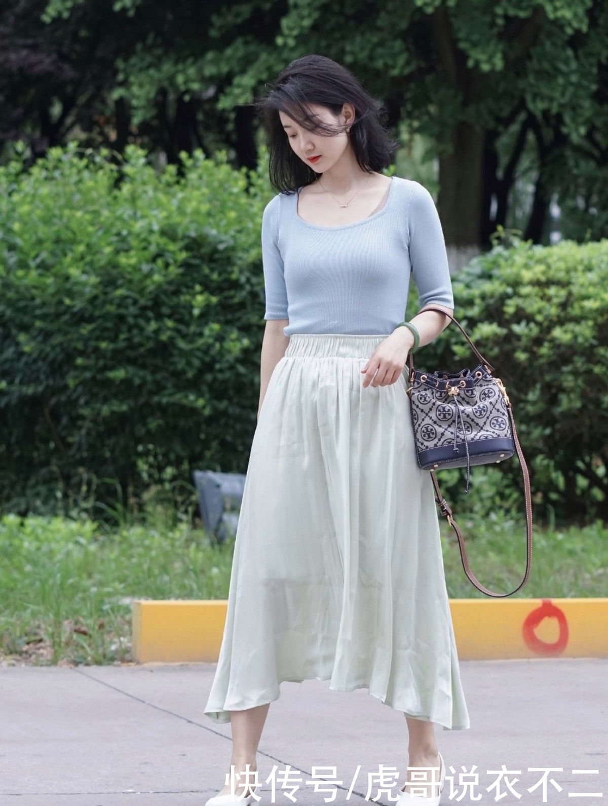 字母|T恤过于简单穿不出高级感？试试这3个小技巧，T恤也可以很精致